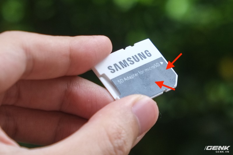 Chiếc áo thẻ nhớ tặng kèm cũng được sơn nham nhở với mức độ đậm nhạt khác nhau. Chiếc áo thẻ nhớ tặng kèm cũng được sơn nham nhở với mức độ đậm nhạt khác nhau.