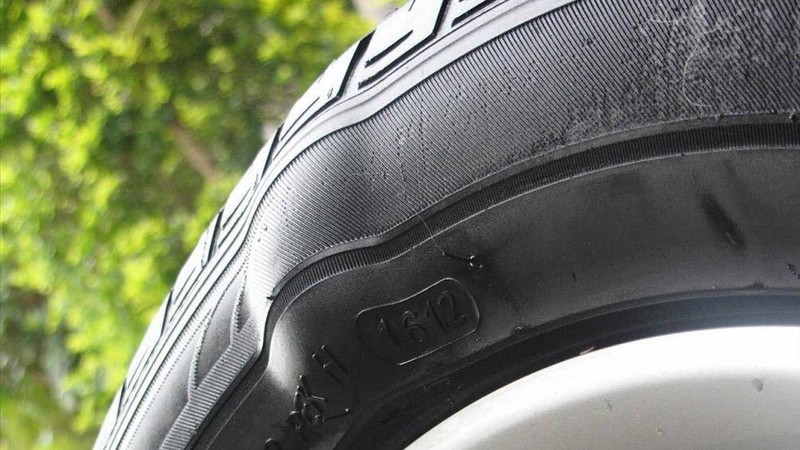 Lốp của một chiếc xe bán tải có thể đạt trên 60 độ C sau khi chạy 50 km dưới trời nắng