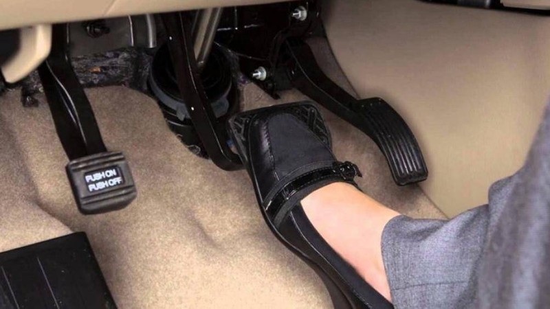 Vì thế khi đổ đèo không nên giữ phanh liên tục, nhất là khi xuống dốc, vì như vậy sẽ dễ dẫn đến bị bó phanh, mòn má rất nhanh Vì thế khi đổ đèo không nên giữ phanh liên tục, nhất là khi xuống dốc, vì như vậy sẽ dễ dẫn đến bị bó phanh, mòn má rất nhanh