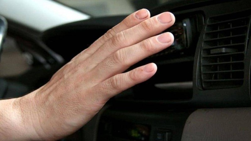 Dấu hiệu nhận biết điều hòa đang làm mát kém là người dùng thấy không mát hoặc mát ít, trong cabin xe còn có mùi khó chịu