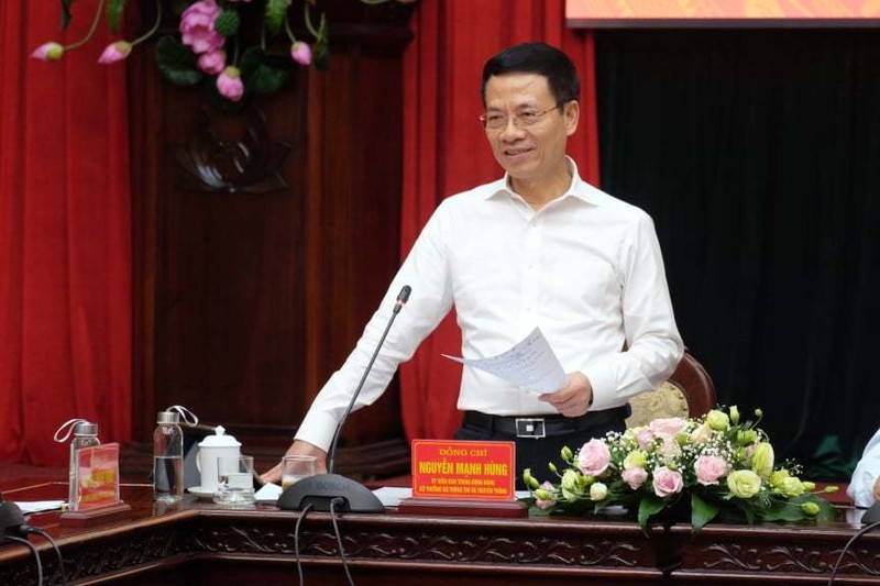 Bộ trưởng Bộ TT&TT Nguyễn Mạnh Hùng chia sẻ tại buổi làm việc. Ảnh: Trọng Đạt.