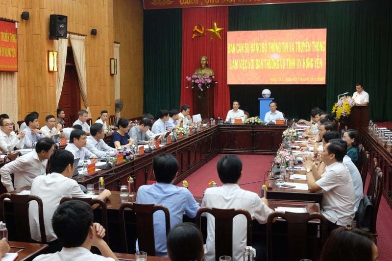 Buổi làm việc giữa đoàn công tác Ban cán sự Đảng Bộ TT&TT và Ban Thường vụ Tỉnh ủy Hưng Yên sáng 5/6. Ảnh: Trọng Đạt.