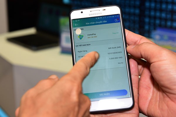 Với lĩnh vực Tài chính -Ngân hàng, sẽ chuyển đổi số trong các ngân hàng thương mại để cung cấp dịch vụ ngân hàng số theo hướng phát triển đa dạng các kênh phân phối, thúc đẩy hợp tác với các công ty Fintech. (Ảnh minh họa)