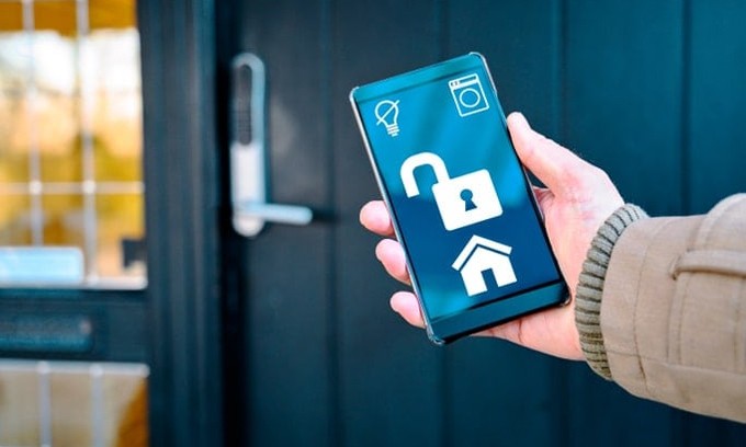 Người dùng đang trải nghiệm nhiều thiết bị smart home riêng lẻ như camera an ninh, bật tắt đèn từ xa... Ảnh: Southshorelocksmiths.