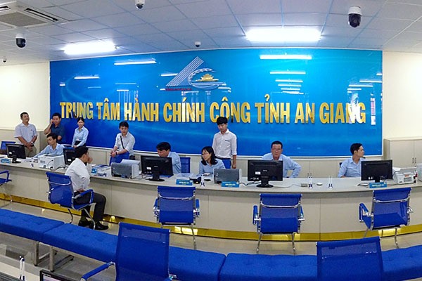 Việc triển khai dịch vụ chứng thực bản sao điện tử sẽ hỗ trợ cho chính quyền các cấp trong cung cấp dịch vụ công trực tuyến phục vụ người dân và doanh nghiệp (Ảnh minh họa: tuyengiaoangiang.vn)