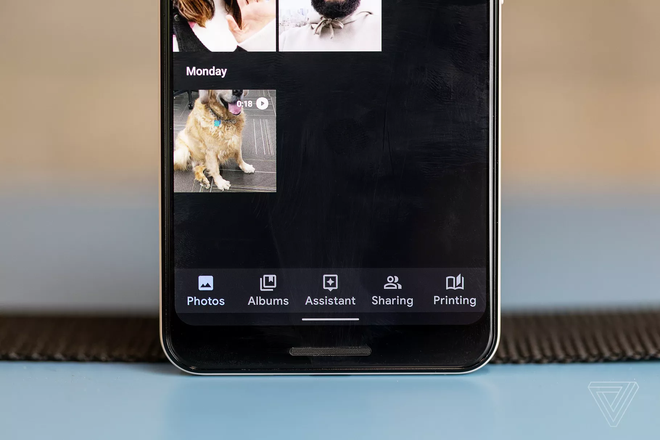 Theo mặc định, hình ảnh tải từ ứng dụng nhắn tin sẽ không còn được sao lưu tự động lên Google Photos nữa. Ảnh: The Verge.