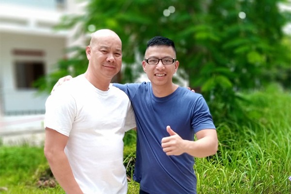 Mong muốn của Ngô Minh Hiếu (người đứng bên phải) khi trở về Việt Nam là muốn làm việc trong lĩnh vực an ninh mạng. Anh cũng muốn định hướng cho những người trẻ để họ không mắc phải sai lầm của mình. Mong muốn của Ngô Minh Hiếu (người đứng bên phải) khi trở về Việt Nam là muốn làm việc trong lĩnh vực an ninh mạng. Anh cũng muốn định hướng cho những người trẻ để họ không mắc phải sai lầm của mình.