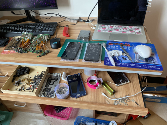 Bàn làm việc của Vương, nơi 5 phút cho thể "xuất xưởng" một chiếc smartphone Huawei. Ảnh: GXNews. Bàn làm việc của Vương, nơi 5 phút cho thể