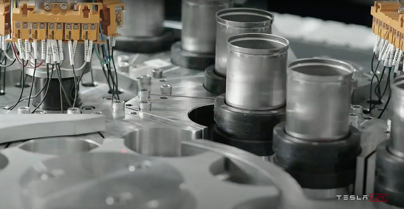 Mẫu pin 4680 được sản xuất thử nghiệm trên dây truyền của nhà máy Nevada ở Mỹ. Ảnh: Tesla. Mẫu pin 4680 được sản xuất thử nghiệm trên dây truyền của nhà máy Nevada ở Mỹ. Ảnh: Tesla.