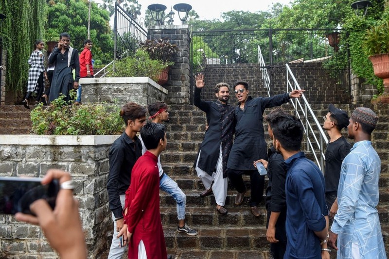 Một cảnh quay đang thực hiện ở thành phố Mumbai để sau đó sẽ đăng tải lên TikTok. Ảnh: Indranil Mukherjee