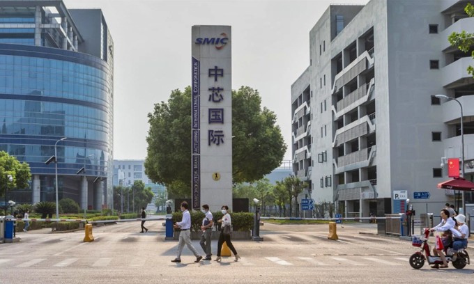 Cuối tuần qua, Bộ Thương mại Mỹ ra quy định các công ty sản xuất Mỹ phải xin giấy phép xuất khẩu nếu muốn cung cấp một số thiết bị nhất định cho SMIC. Theo các nhà phân tích, dù không khắc nghiệt như lệnh cấm với Huawei, quyết định mới của Mỹ tác động nghiêm trọng đến kế hoạch thúc đẩy ngành công nghiệp bán dẫn phát triển mạnh mẽ của Trung Quốc.