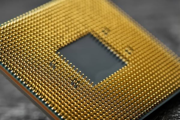 Hình thức, thiết kế và thực hiện của CPU đã thay đổi theo tiến trình lịch sử, nhưng hoạt động cơ bản của nó vẫn còn gần như không thay đổi. Thành phần chủ yếu của CPU bao gồm các bộ phận số học logic (ALU) thực hiện phép tính số học và logic, các thanh ghi lưu các tham số để ALU tính toán và lưu trữ các kết quả trả về, và một bộ phận kiểm soát với nhiệm vụ nạp mã lệnh từ bộ nhớ và 