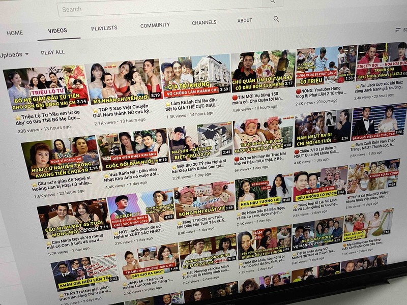 Hàng loạt video tin tức được tạo ra với dạng MC đọc lại thông tin không dẫn nguồn, thay tiêu đề và ảnh bìa.