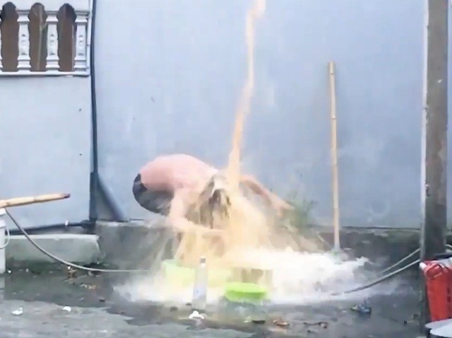 Youtuber Việt từng đổ 200 quả trứng sống lên đầu mẹ mình chỉ để quay clip “câu view” (Ảnh cắt từ clip)