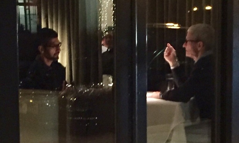 Pichai (trái) và Cook trong nhà hàng tại Palo Alto hồi năm 2017. Ảnh: Twitter/SteveDSims1.