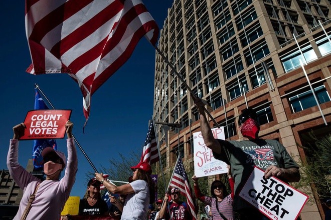 Nhiều người ủng hộ ông Trump tập trung bên ngoài điểm bỏ phiếu. Ảnh: New York Times.