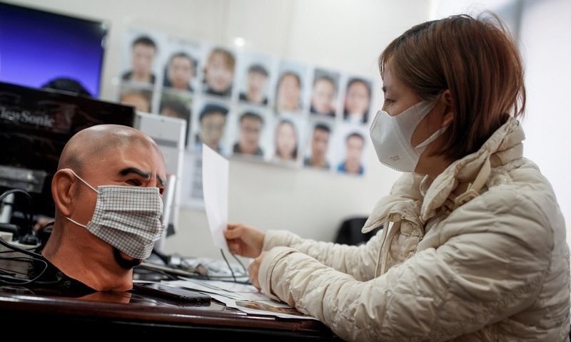 Thử nghiệm phần mềm nhận diện người đeo khẩu trang ở Bắc Kinh. Ảnh: Reuters.