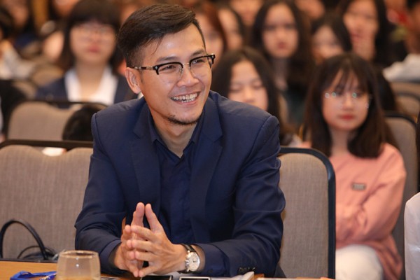 Ông Hoàng Viết Tiến - Phó Tổng thư ký Hiệp hội Internet Việt Nam. Ông Hoàng Viết Tiến - Phó Tổng thư ký Hiệp hội Internet Việt Nam.