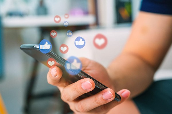 Trái với suy nghĩ của nhiều người, các mạng xã hội không hề miễn phí. Thay vào đó, các nền tảng này làm giàu bằng cách khai thác dữ liệu từ người sử dụng. Trái với suy nghĩ của nhiều người, các mạng xã hội không hề miễn phí. Thay vào đó, các nền tảng này làm giàu bằng cách khai thác dữ liệu từ người sử dụng.