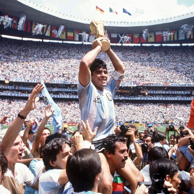 Maradona đoạt Cup Vàng thế giới năm 1986 cùng đội tuyển Argentina. Đây được xem là cột mốc đỉnh cao nhất trong sự nghiệp "quần đùi áo số" của ông.