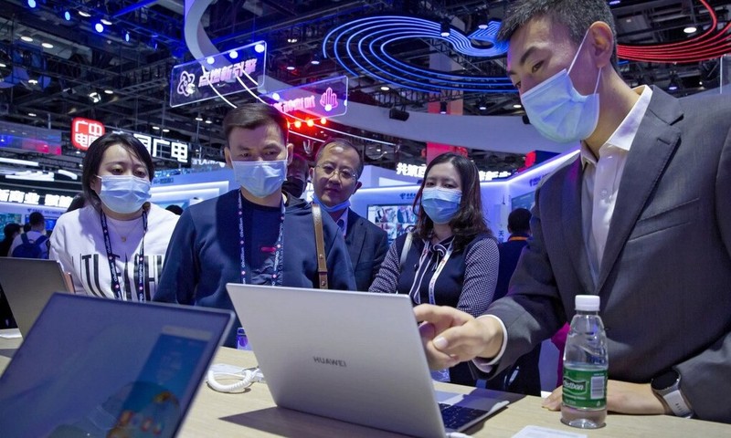 Khách tham quan xem mẫu laptop do Huawei chế tạo ở một triển lãm tại Bắc Kinh. Ảnh: AP.