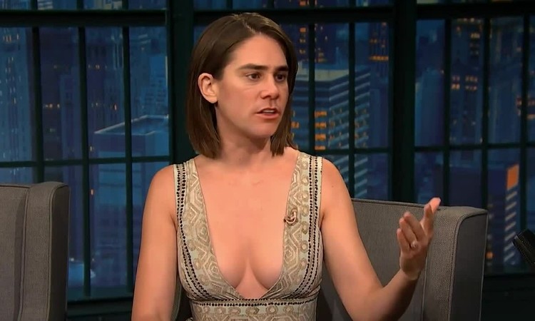 Khuôn mặt nam diễn viên hài Mỹ Jim Carrey được ghép trên cơ thể một phụ nữ với biểu cảm như thật. Video này được tạo bằng phần mềm DeepFaceLab. Video: Facial Deception.