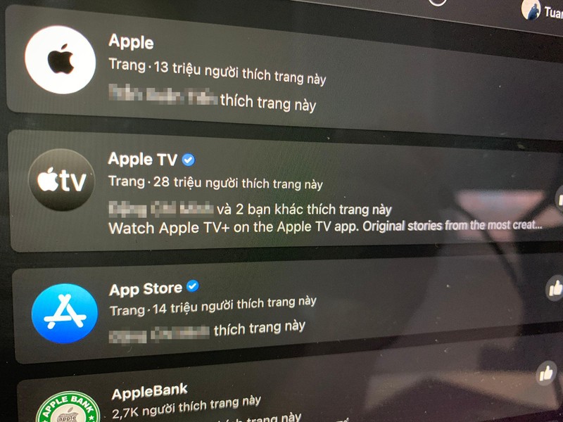 Trang Facebook của Apple vốn không có tick xanh, trong khi trang của các dịch vụ khác lại có, gây hiểu nhầm cho nhiều người. Ảnh: Tuấn Anh.