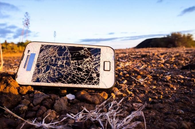 Smartphone cũ, hư hỏng thường bị vứt bỏ thay vì được mang đi tái chế. Ảnh: Alberto Giacomazzi. Smartphone cũ, hư hỏng thường bị vứt bỏ thay vì được mang đi tái chế. Ảnh: Alberto Giacomazzi.