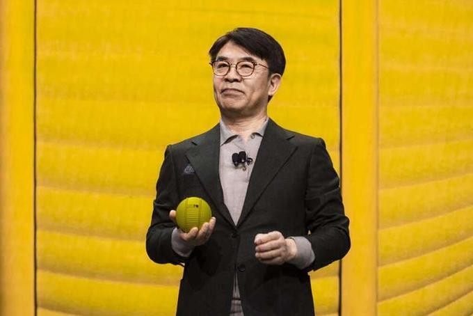 HS Kim, người đứng đầu mảng kinh doanh điện tử của Samsung, trình diễn robot Ballie tại CES 2020. Ảnh: Cnet.
