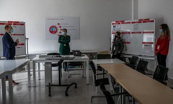 Cuộc họp giữa các lãnh đạo tại nhà máy Raciborz. Ảnh: NY Times.