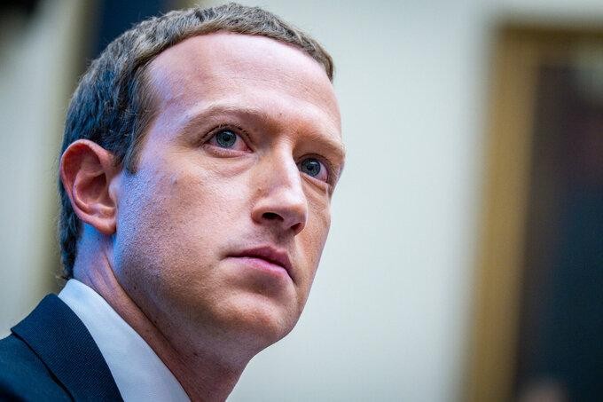 Mark Zuckerberg từng tuyên bố Facebook không giống Apple, họ miễn phí và không chỉ "phục vụ những người giàu". Ảnh: NYT.