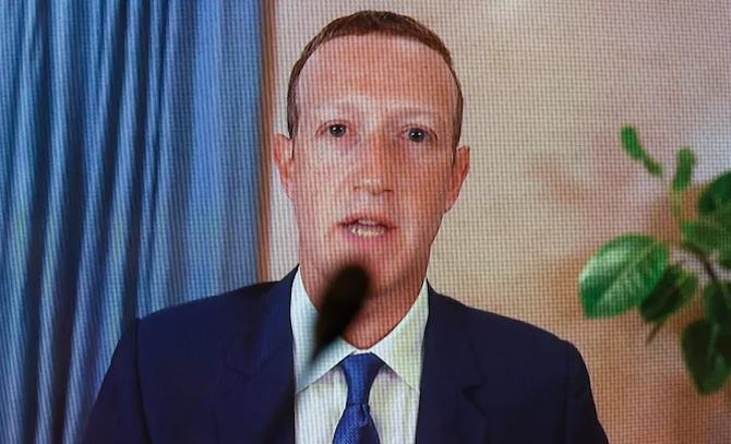 CEO Mark Zuckerberg trong phiên điều trần trước Ủy ban Tư pháp Thượng viện Mỹ năm ngoái. Ảnh chụp màn hình