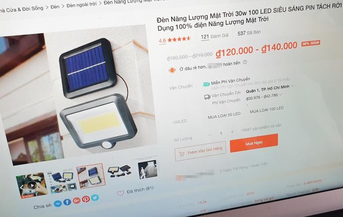 Một mẫu đèn năng lượng mặt trời kèm pin giá chưa tới 150.000 đồng, nhưng được giới thiệu là có nhiều tính năng và thời gian chiếu sáng tới 10 tiếng.