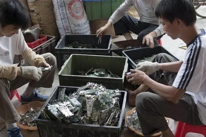 Công nhân tại một xưởng tái chế rác thải điện tử lấy vàng ở Trung Quốc.