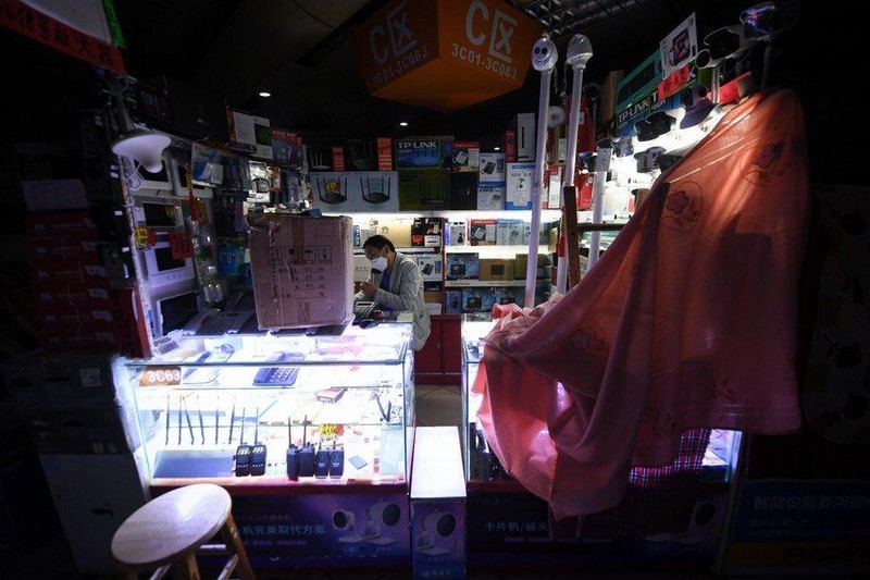 Tại các chợ điện tử như Hoa Cường Bắc, smartphone Huawei trở thành hàng hiếm, với mức giá bị đội lên nhiều so với giá niêm yết. Ảnh: SCMP.