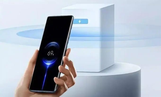 Xiaomi giới thiệu hộp phát năng lượng Mi Air Charge có thể sạc pin không dây và không chạm cho nhiều thiết bị cùng lúc. Xiaomi giới thiệu hộp phát năng lượng Mi Air Charge có thể sạc pin không dây và không chạm cho nhiều thiết bị cùng lúc.