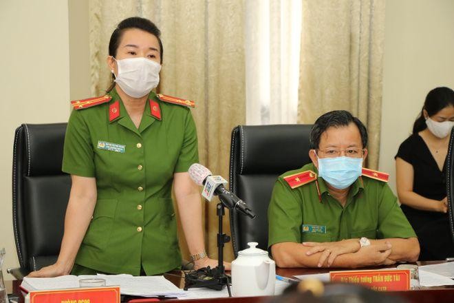 Thượng tá Trang thông tin tại buổi họp báo. Ảnh: KHẢ HOÀ
