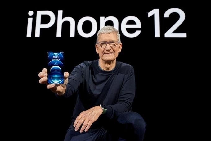 Tim Cook tại buổi ra mắt iPhone 12 cuối năm ngoái. Ảnh: Reuters.