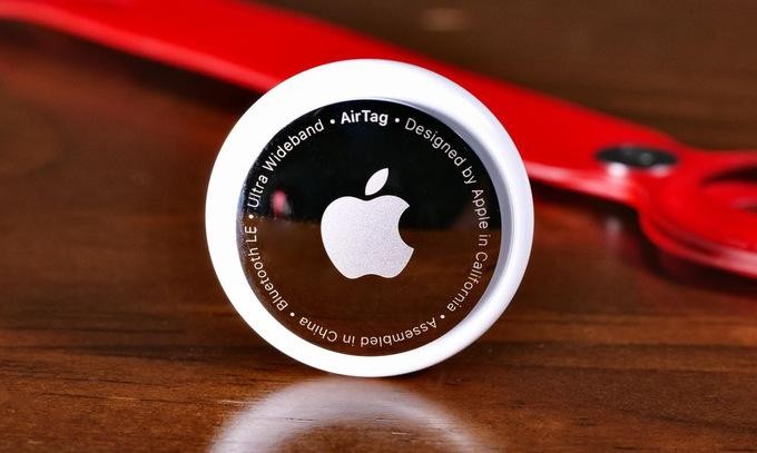 Apple Airtag được thiết kế nhỏ gọn như đồng xu. Ảnh: CNET. Apple Airtag được thiết kế nhỏ gọn như đồng xu. Ảnh: CNET.