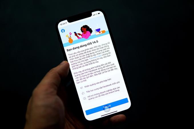 Facebook đề nghị người dùng cho theo dõi để sử dụng Facebook miễn phí.