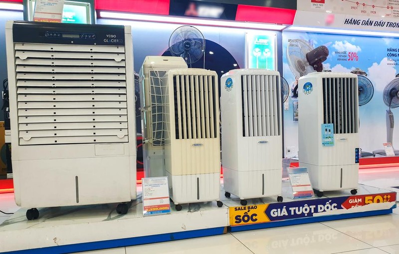 Nhiều mẫu quạt điều hòa đời cũ được siêu thị giảm giá 30 đến 50%.