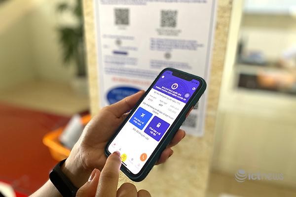 Quét QR Code tại các địa điểm công cộng là một giải pháp công nghệ để phòng chống Covid-19 đang được nhiều địa phương triển khai.