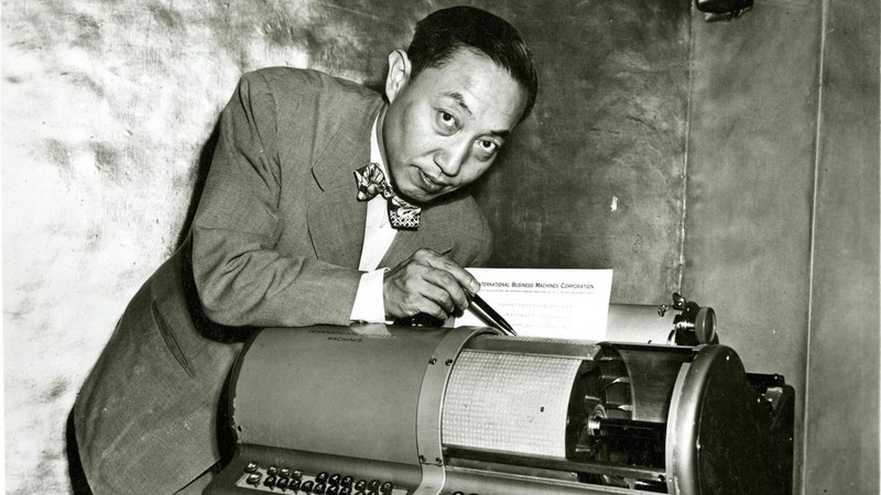 Chung-chin Kao bên chiếc máy đánh chữ do mình tạo ra. Ảnh: IBM.