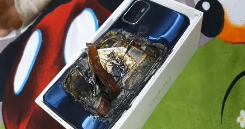 Chiếc điện thoại bị hư hại hoàn toàn sau vụ nổ.