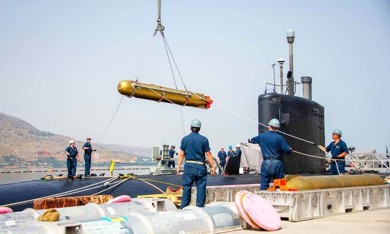 Thủy thủ Mỹ chuyển thủy lôi Mark 67 SLMM lên tàu ngầm USS Montpelier hôm 28/6. Ảnh:US Navy.