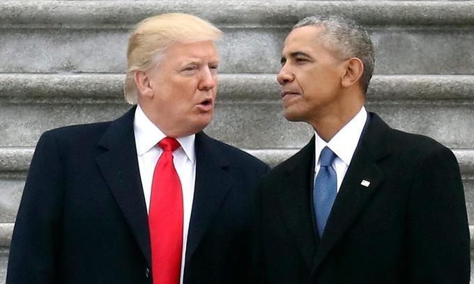 Cựu ổng thống Donald Trump (trái) và cựu tổng thống Barack Obama tại Đồi Capitol ở Washington hồi tháng 1/2017. Ảnh: AP.