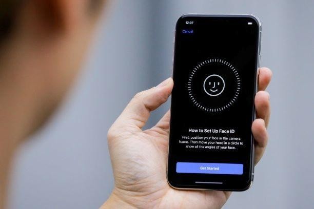 iPhone dùng Face ID để mở khóa và sai số chỉ là 1 phần triệu.