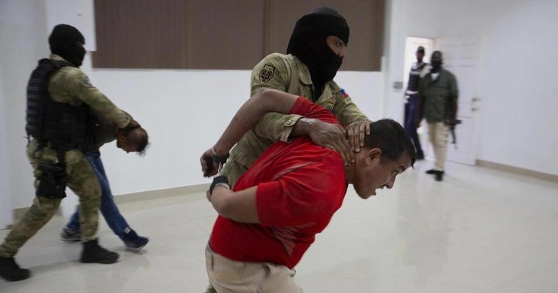 2 nghi phạm trong vụ ám sát Tổng thống Haiti được đưa ra trình diện trước truyền thông tại trụ sở cảnh sát hôm 8/7 (Ảnh: Sputnik).