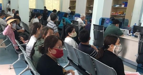 Người dân đến làm hồ sơ tại Trung tâm hành chính công Tây Ninh