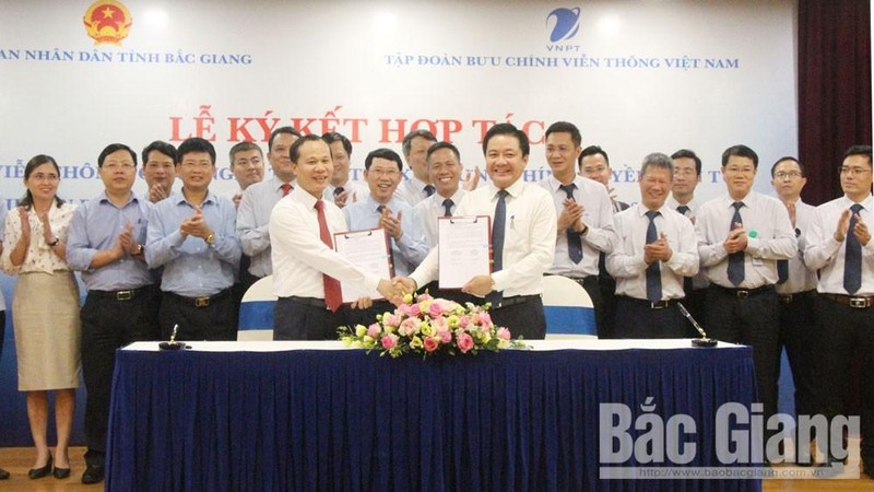 Phó Chủ tịch Thường trực UBND tỉnh Mai Sơn, lãnh đạo Tập đoàn VNPT Việt Nam ký thỏa thuận hợp tác về viễn thông, công nghệ thông tin, xây dựng chính quyền điện tử, CĐS và xây dựng đô thị văn minh giai đoạn 2021-2025. Phó Chủ tịch Thường trực UBND tỉnh Mai Sơn, lãnh đạo Tập đoàn VNPT Việt Nam ký thỏa thuận hợp tác về viễn thông, công nghệ thông tin, xây dựng chính quyền điện tử, CĐS và xây dựng đô thị văn minh giai đoạn 2021-2025.